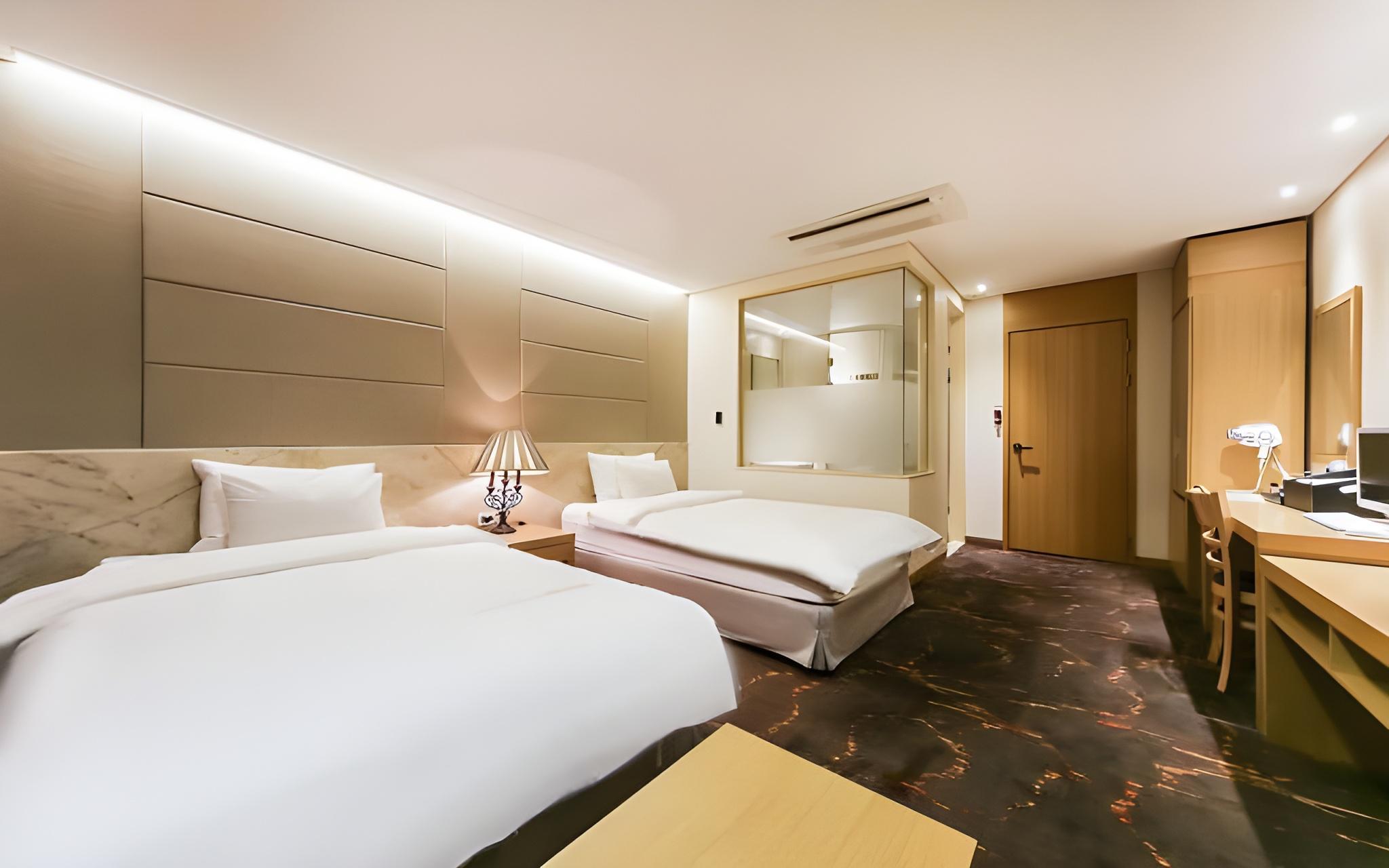 Deluxe, 1 Double and 1 Single Bed