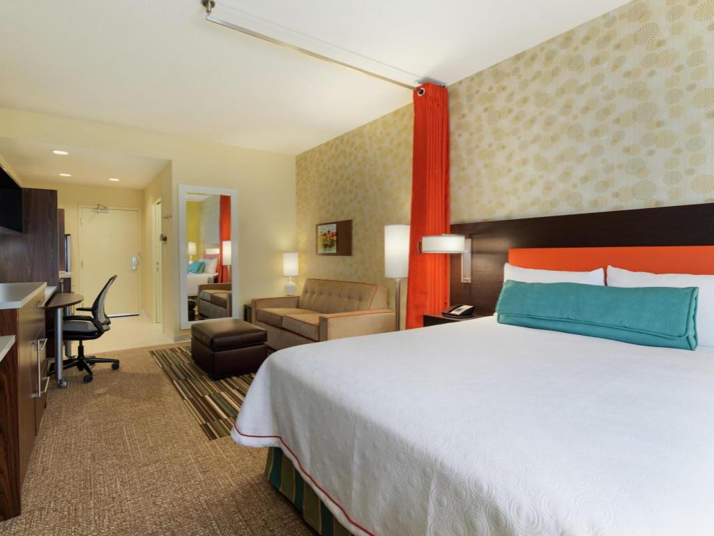 SUITE, KING BED, ACCESSIBLE