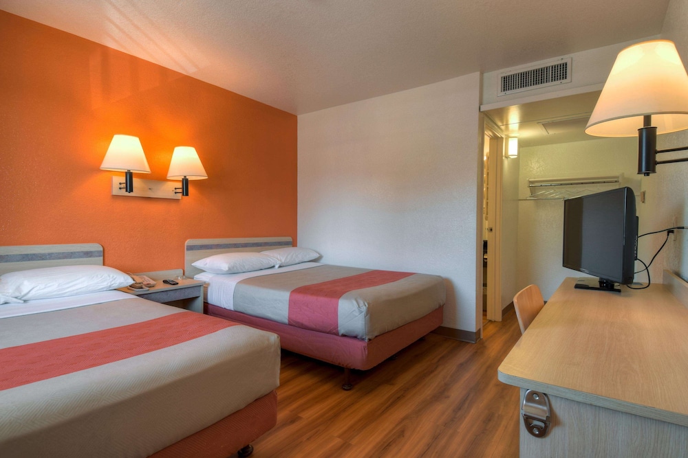 Motel6 Jurupa Valley, CA - Riverside West 27/44
