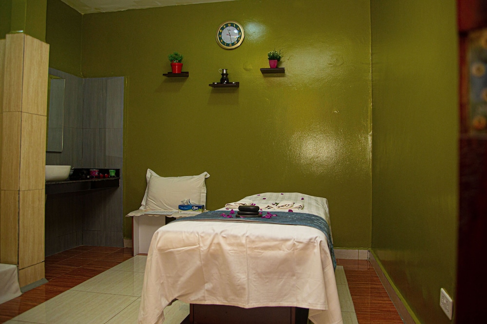 Highlands Suites Hotel 9/21