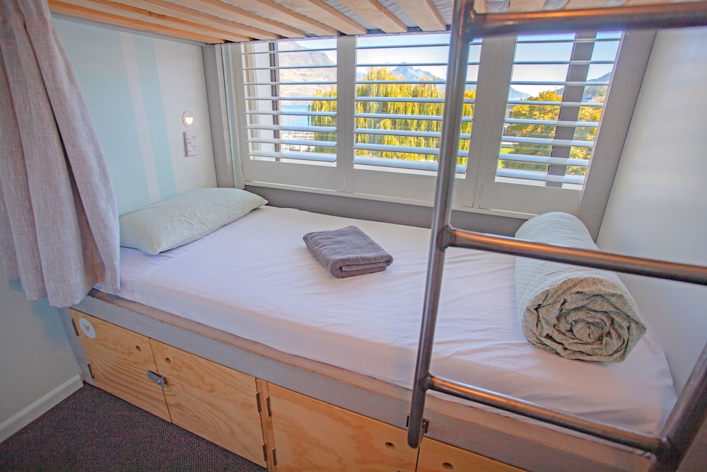 Absoloot Queenstown Backpackers 6/50