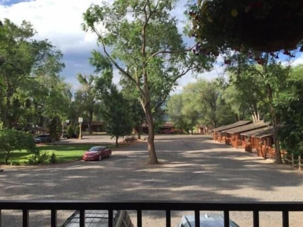 Austin\'s Chuckwagon Motel 34/41