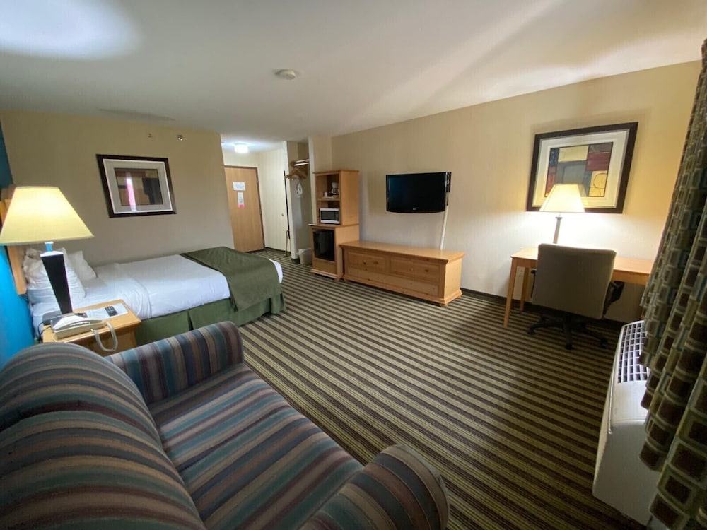 American Inn and Suites Peosta, IA 23/35
