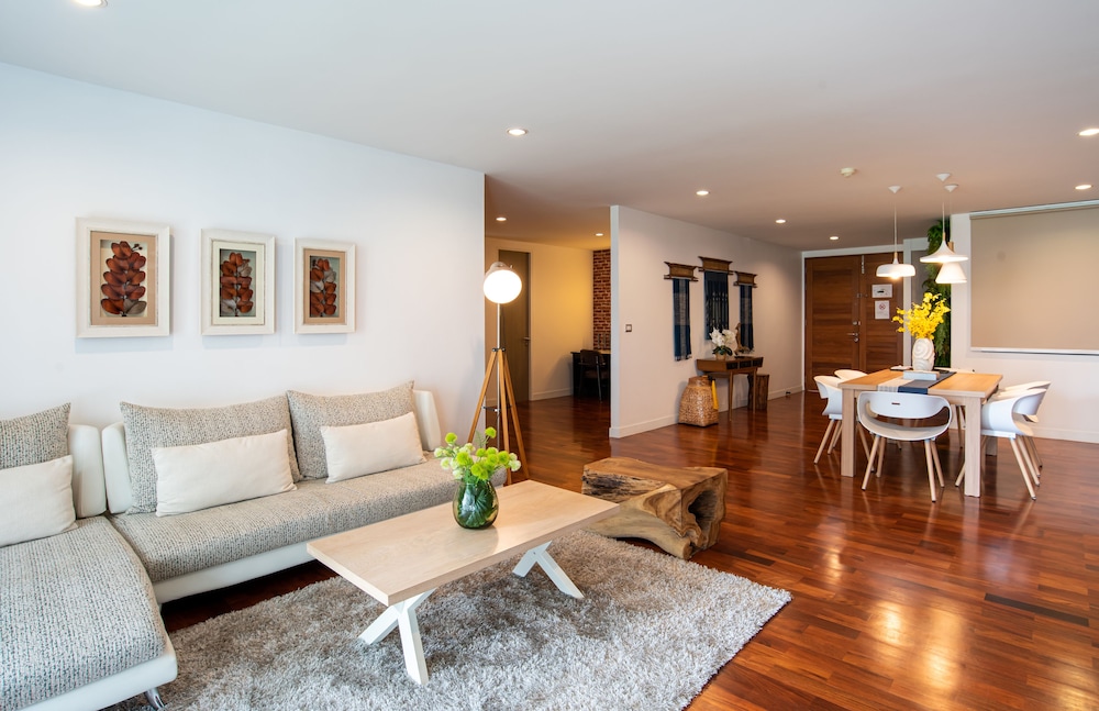 Benviar Tonson Residence 35/50