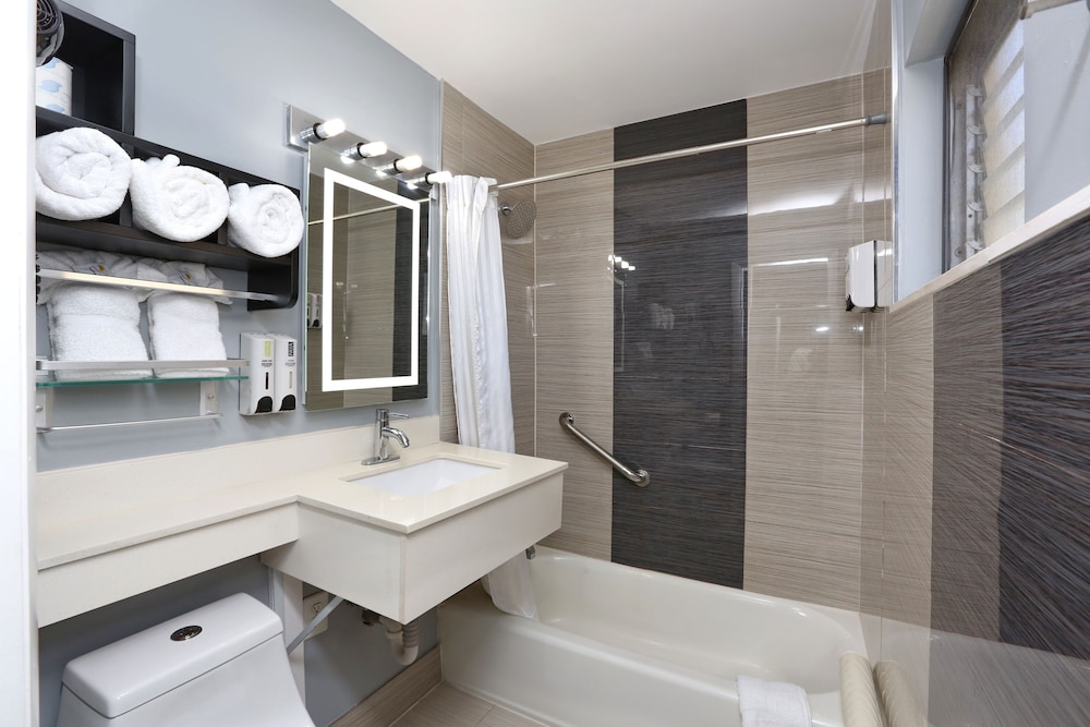 Standard, 3 Queen Beds, Bay View، Marion Motor Lodge 6/8