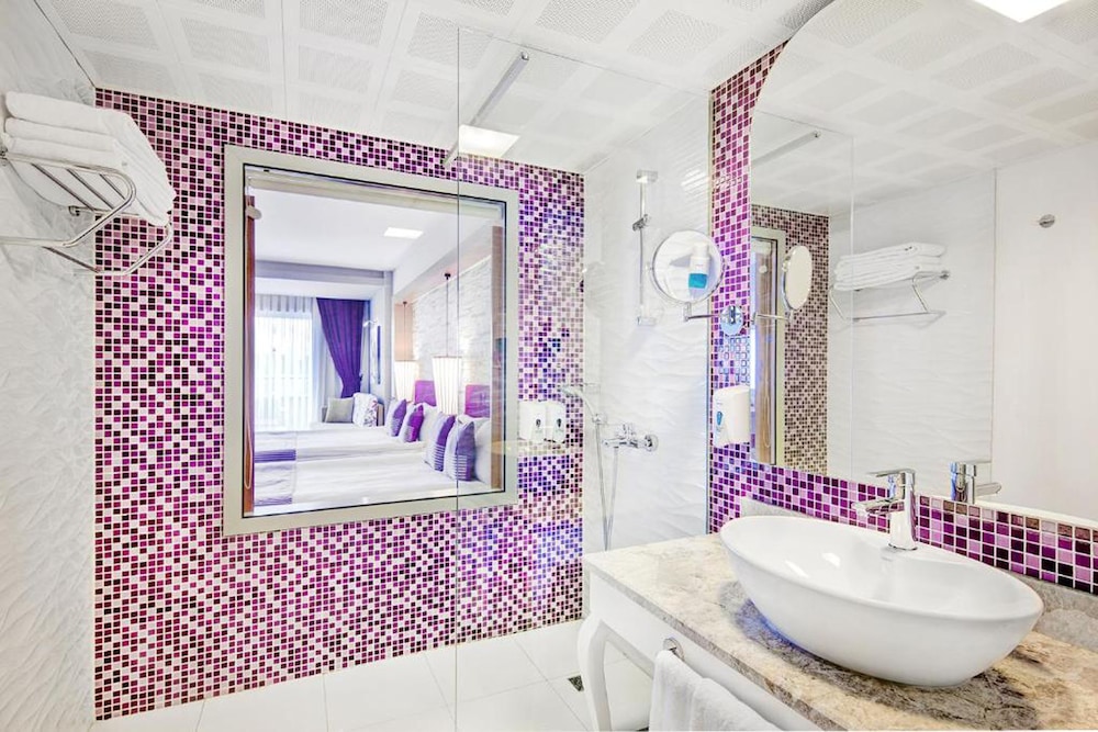 Swim Up, Family, Queen and Twin Beds