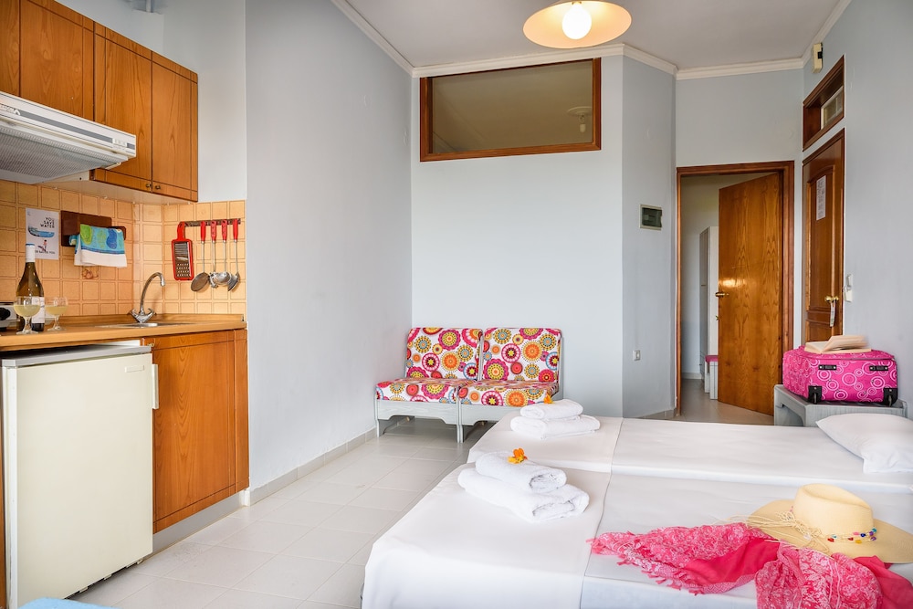 LOULADAKIS APARTMENTS 24/63