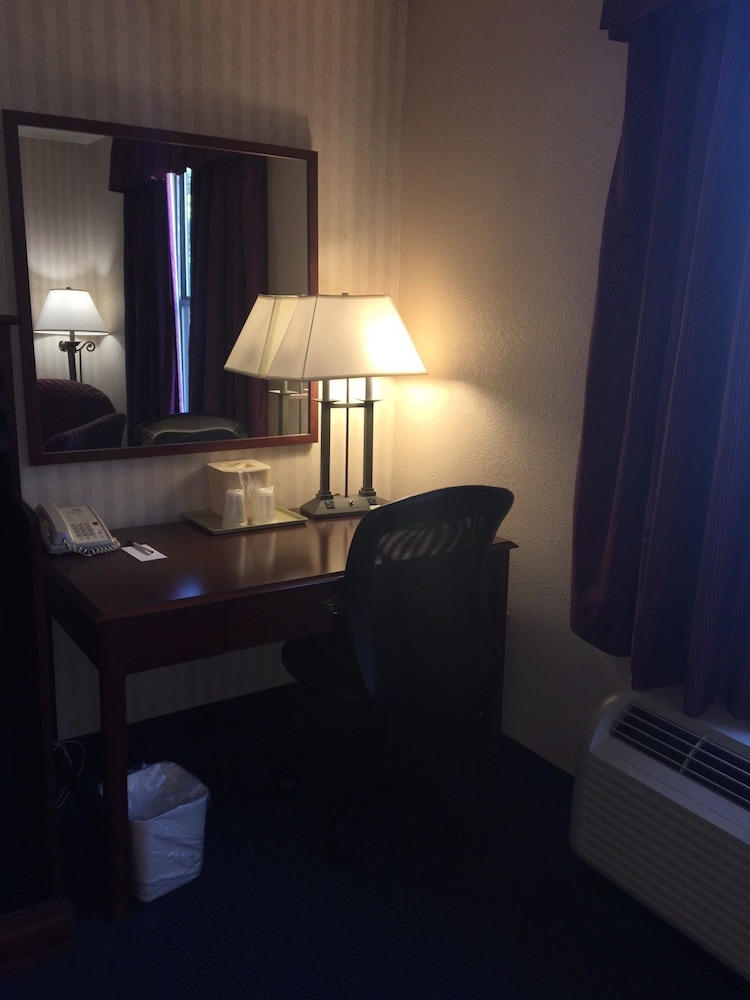 Red Roof Inn & Suites Newport News 37/48