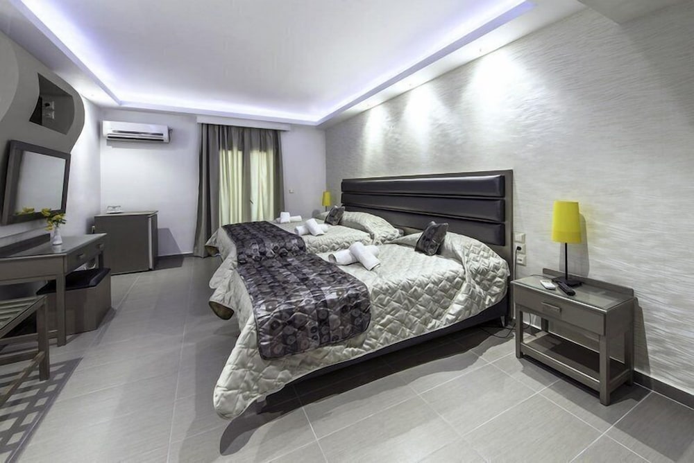 Pirofani Hotel 12/50
