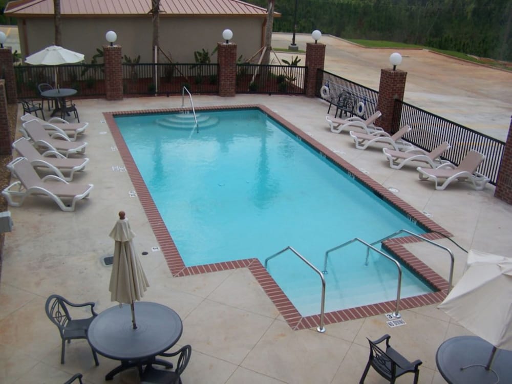 Holiday Inn Express and Suites Lucedale Hotel 11/76