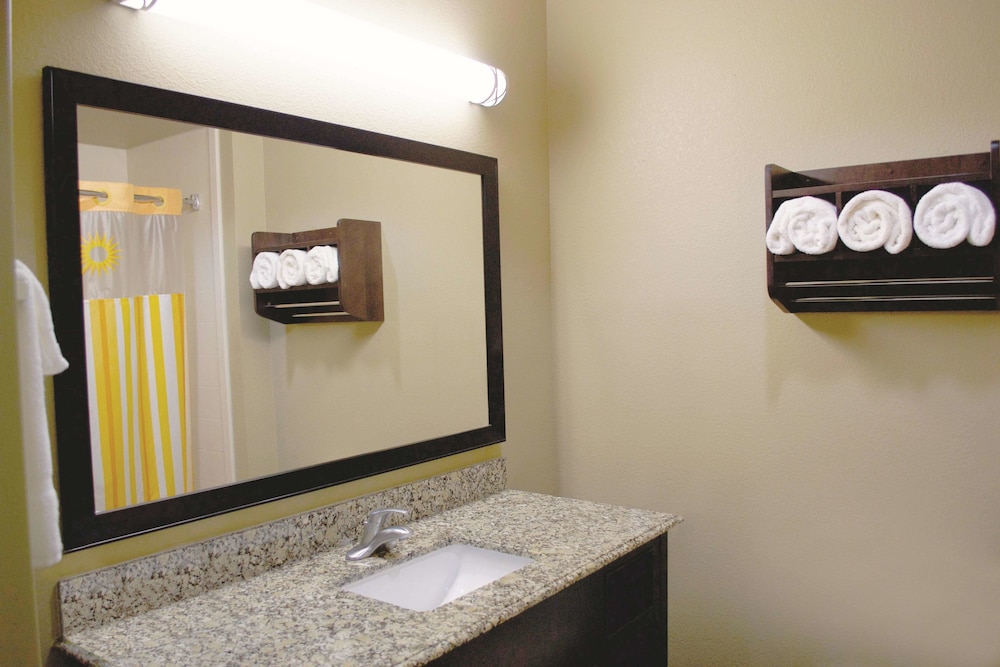 La Quinta Inn Suites Pearsall 22/56