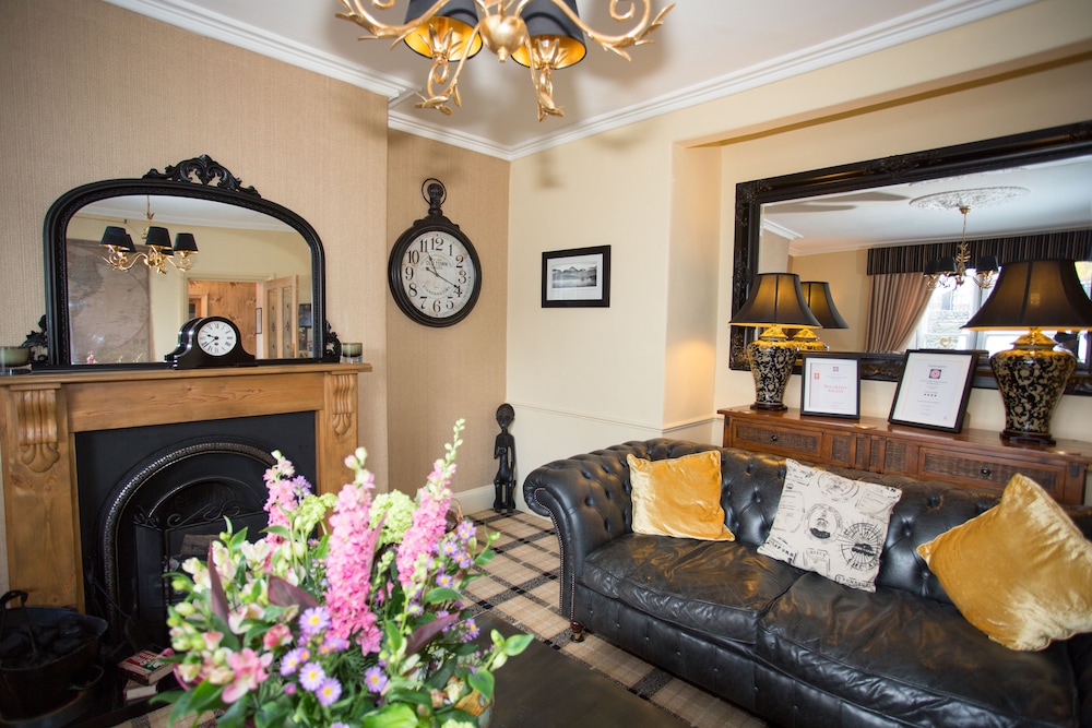 Holly Lodge Guest House 57/72