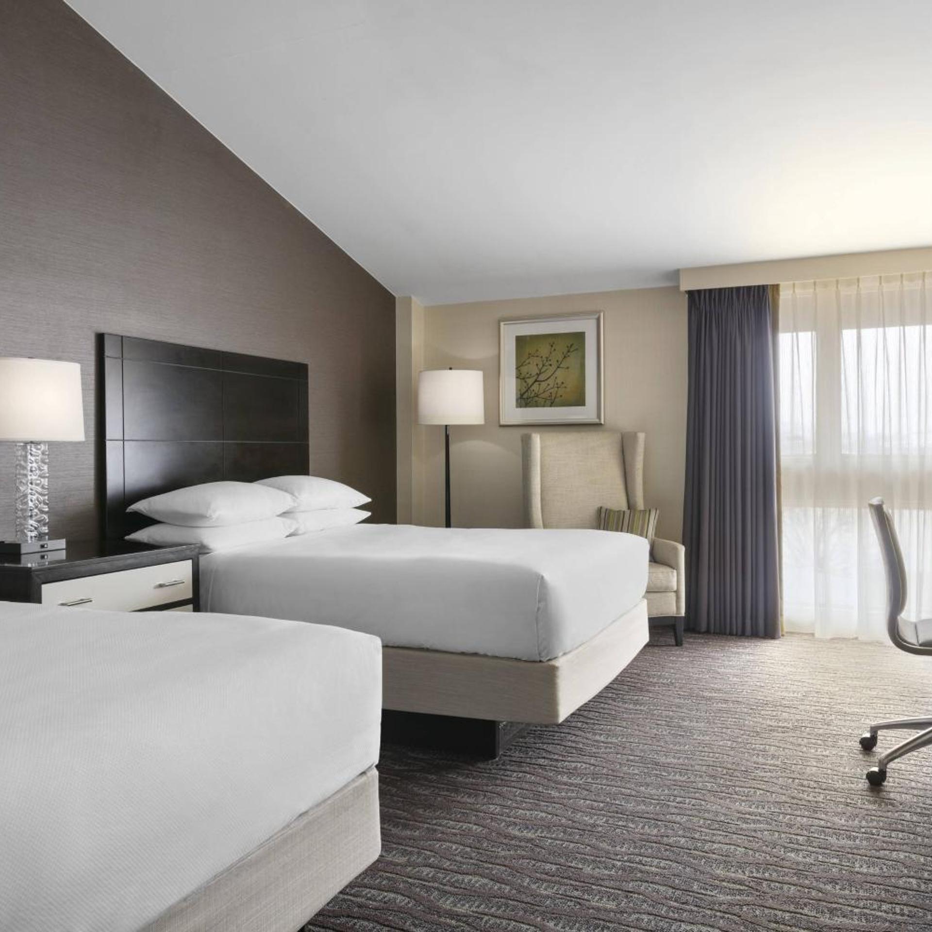غرفة بسريرين كوين، Delta Hotels by Marriott Baltimore North 4/8