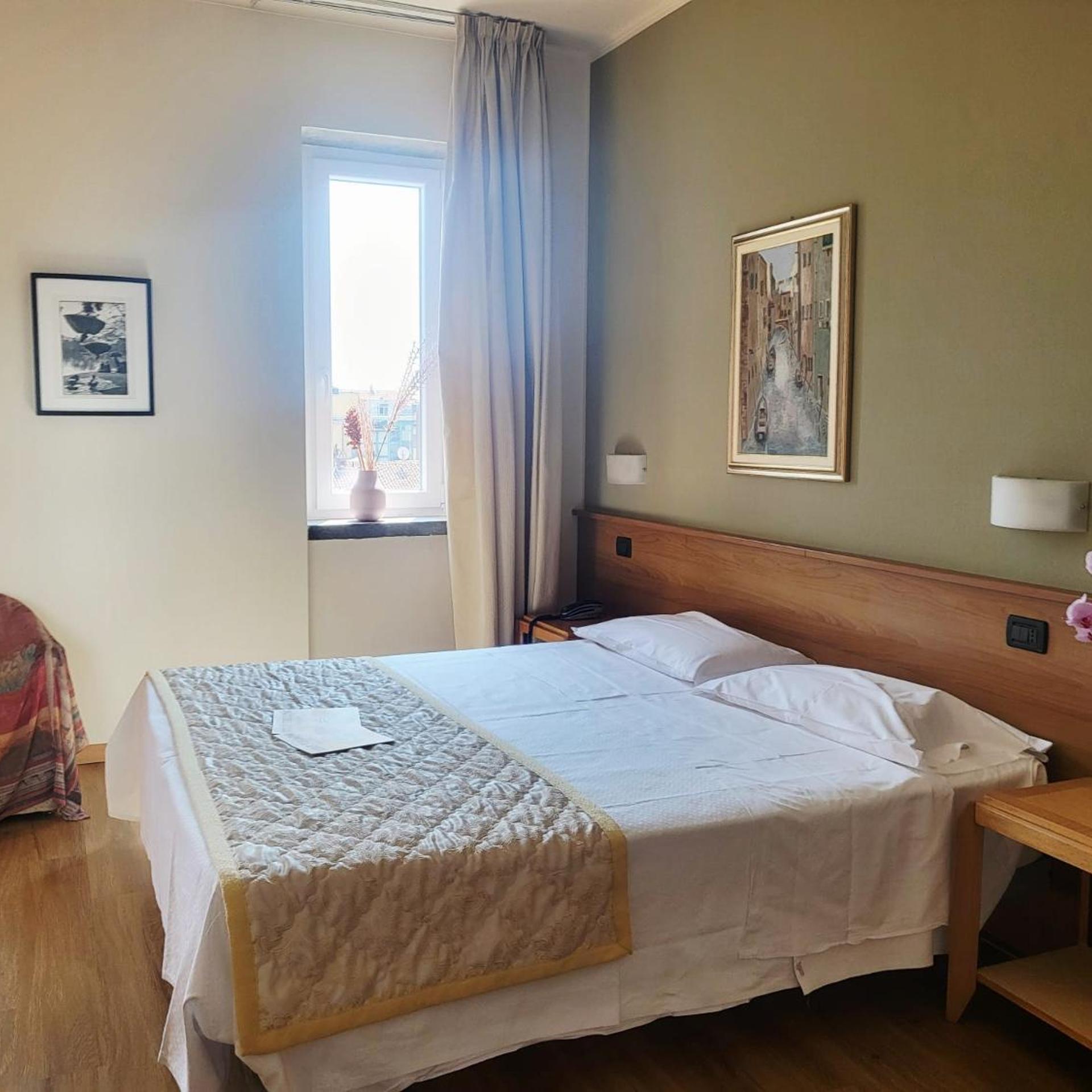 Superior, Double Bed, Hotel Lux 3/10