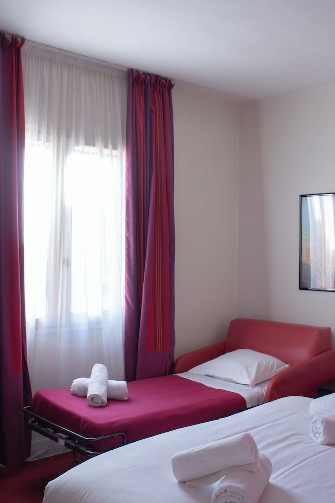 SUPERIOR, TRIPLE, QUEEN BED, SOFA