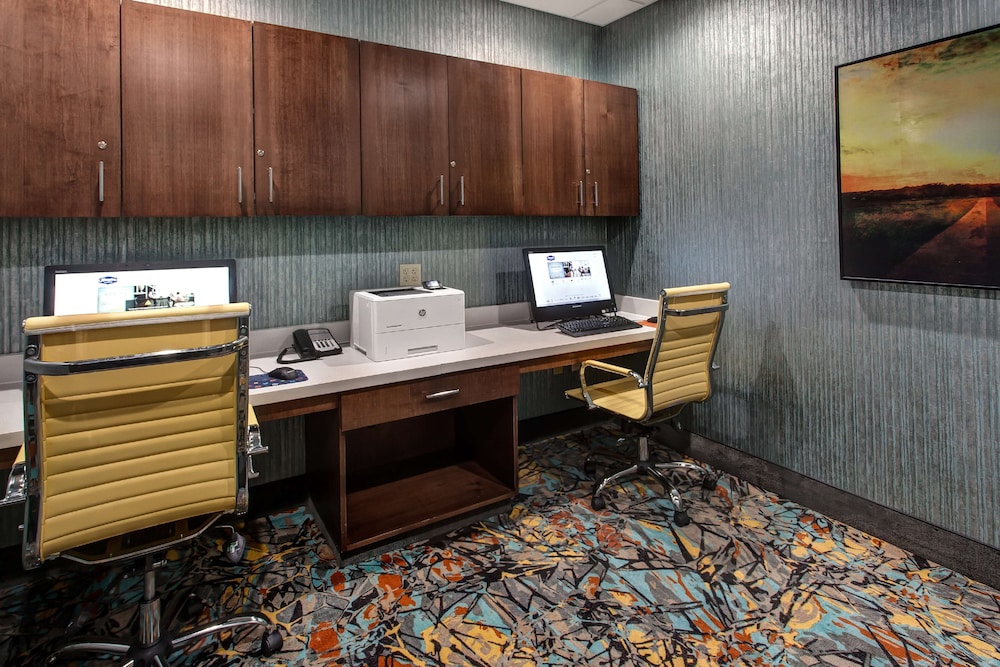 Hampton Inn Suites Wichita Airport Ks 33/35