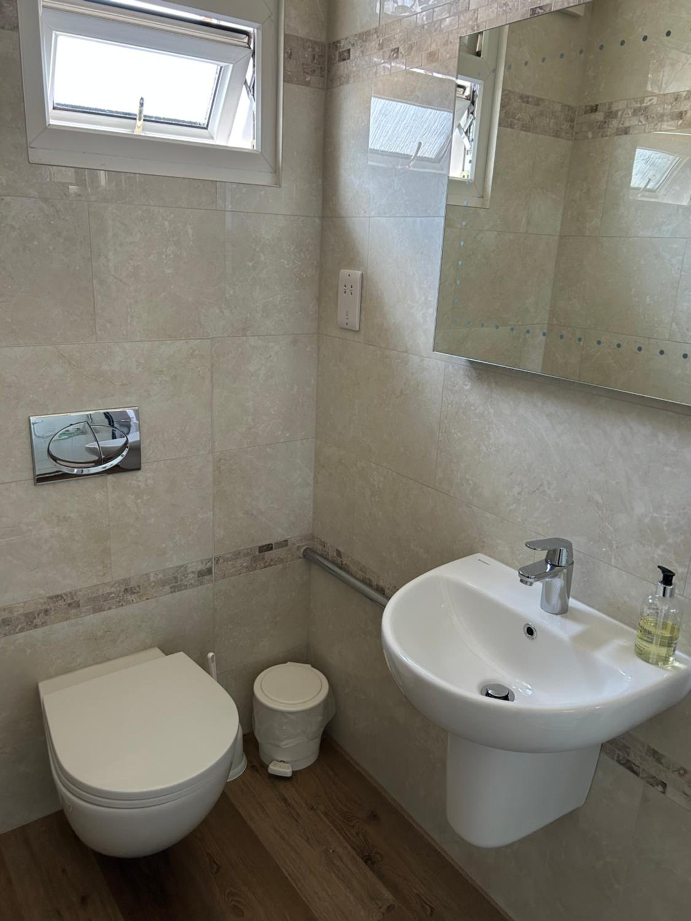 Oakwood Bed and Breakfast Heathrow 11/25