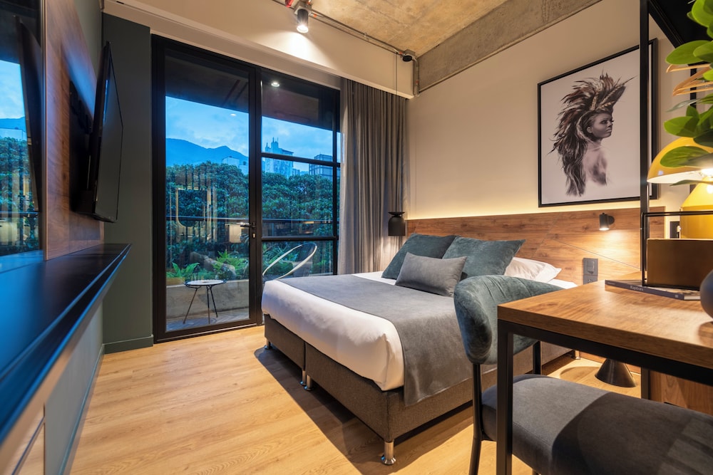STANDARD, BALCONY