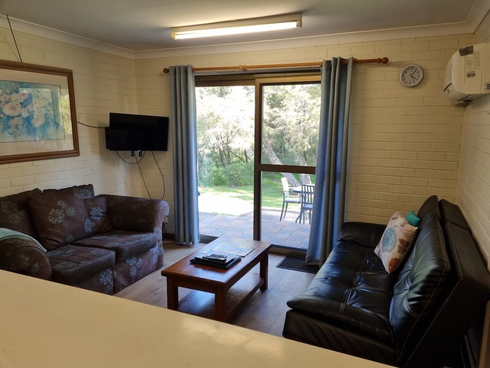 EMU BEACH CHALETS 16/35
