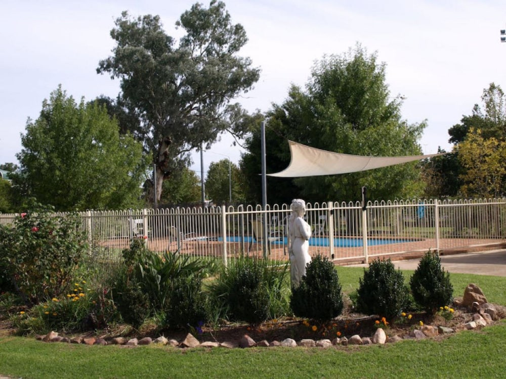 Civic Motor Inn Cowra 65/71