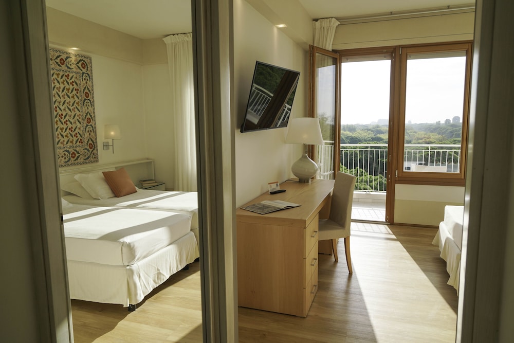 DELUXE, SINGLE, DOUBLE BED