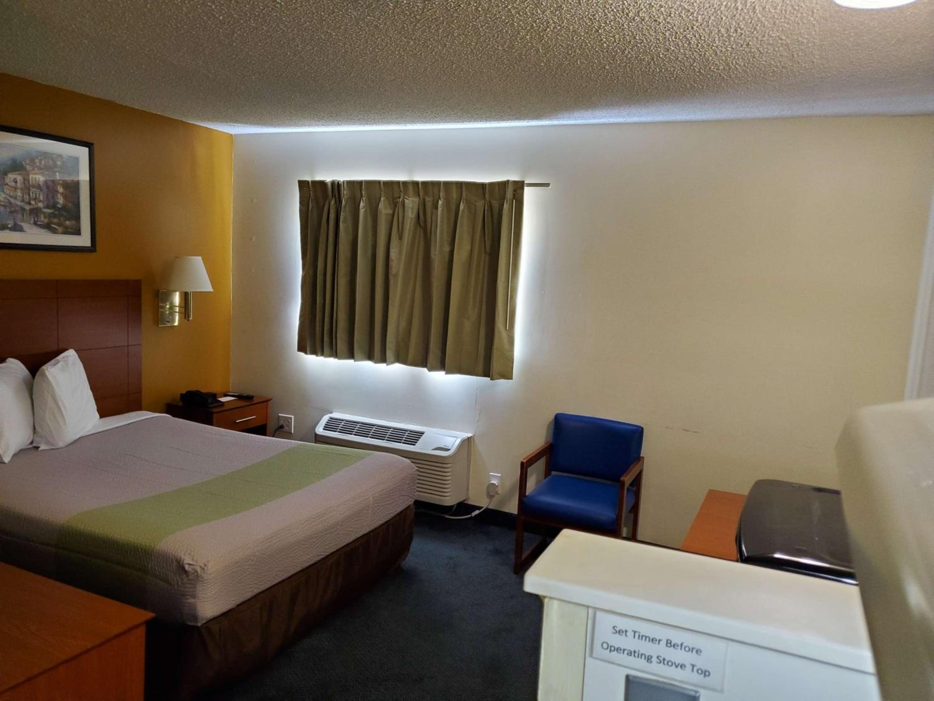 Room, King Bed, Smoking, Motel6 Richmond, VA - I-64 West 3/7
