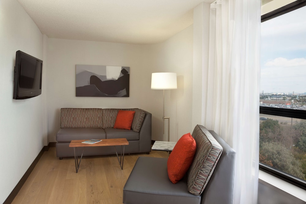 Hilton Toronto Airport Hotel & Suites 41/79