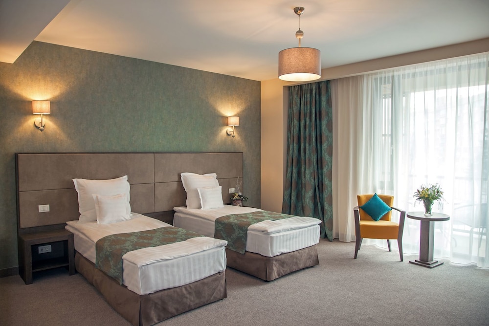 SUPERIOR, DOUBLE OR TWIN BED
