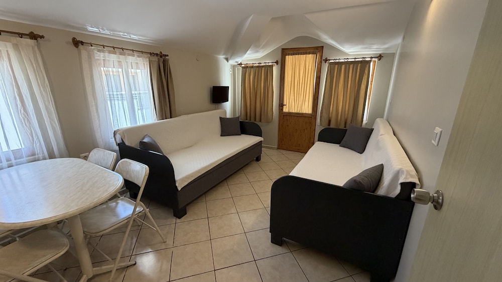 Arya Hotel 27/68