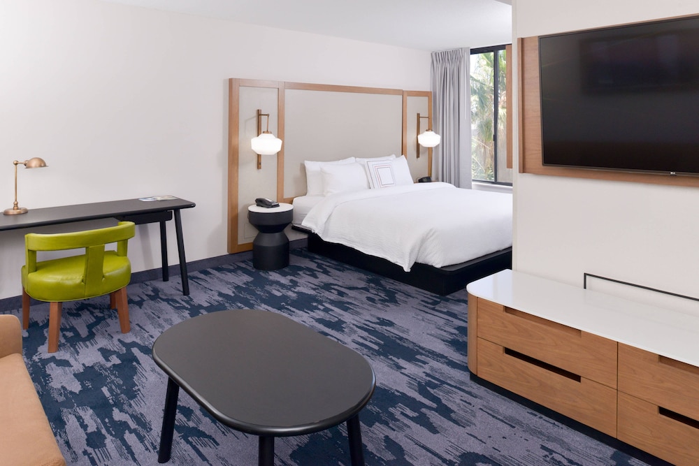 Fairfield Inn and Suites by Marriott Bakersfield Central 11/37