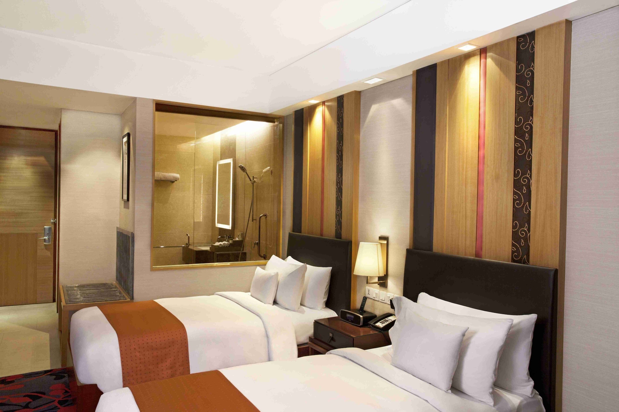 غرفة قياسية بسريرين منفصلين بإطلالة على المسبح للمدخنين، Holiday Inn New Delhi Mayur Vihar Noida 6/10