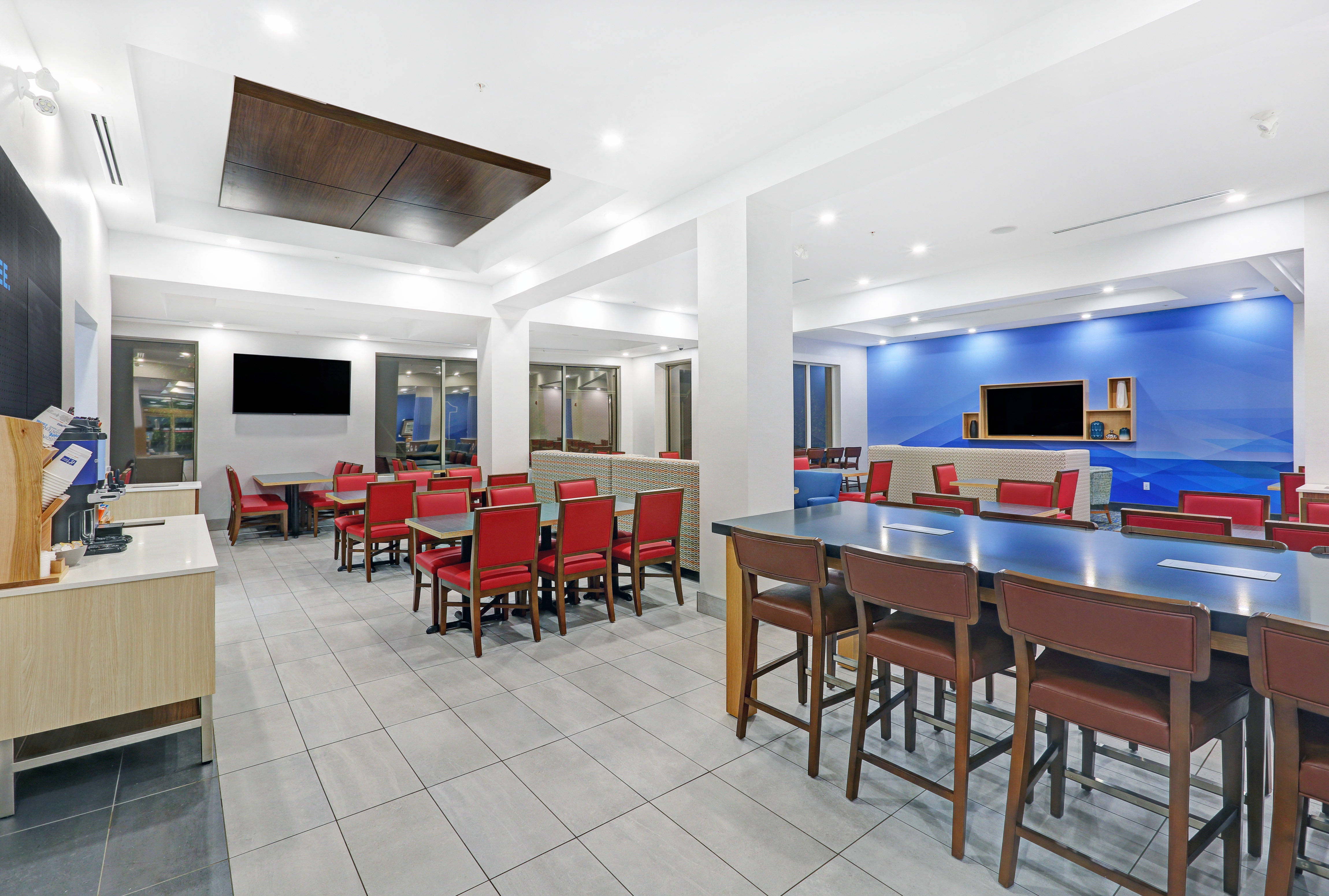 Holiday Inn Express Hotel Suites Woodstock South 48/67