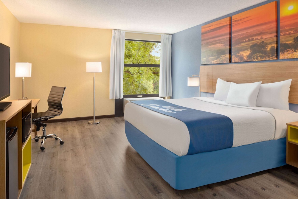 غرفة بسرير كينج