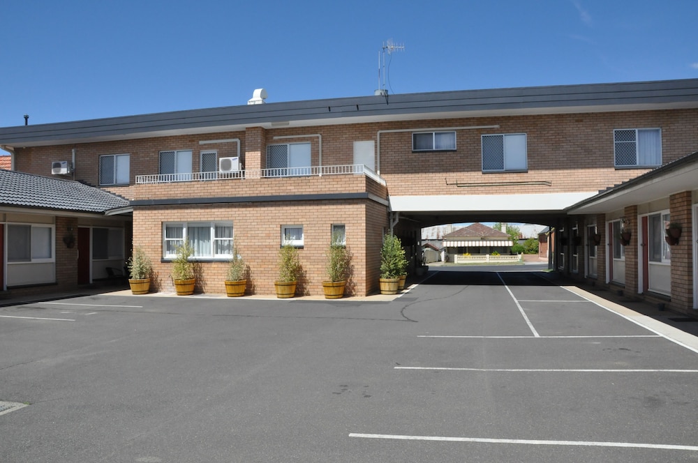 Country Lodge Motor Inn 36/50