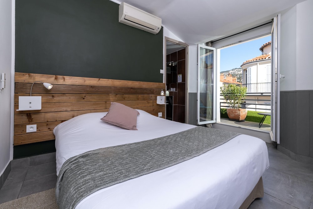 CELENYA HOTEL 23/68