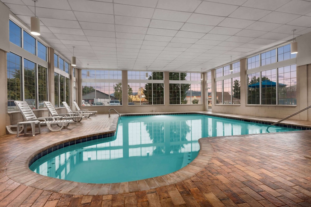 Ramada By Wyndham Pigeon Forge North 5/57