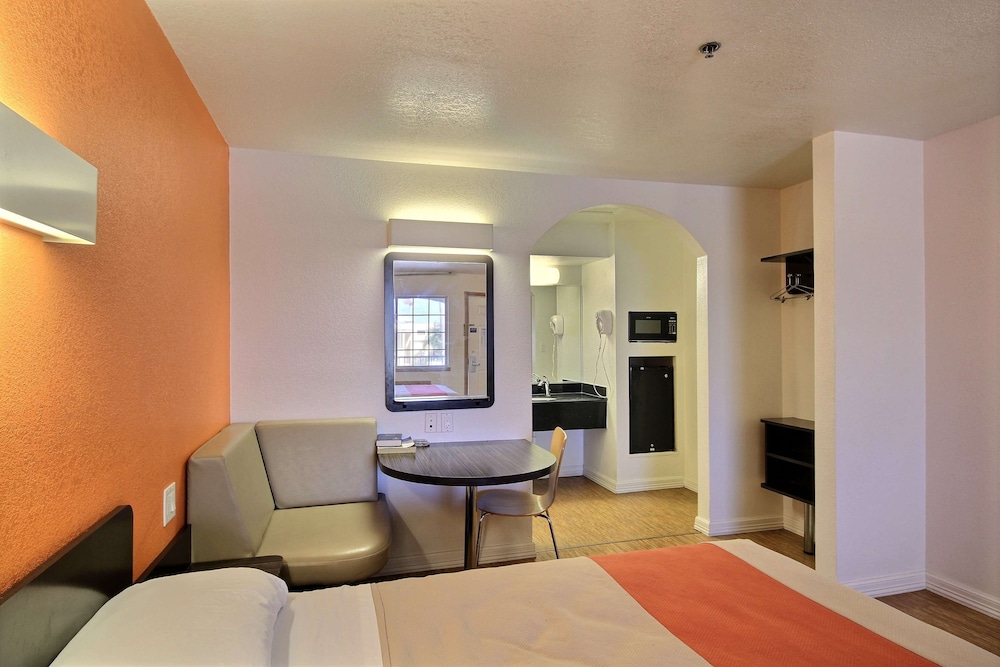 Motel6 Edinburg, TX 38/49
