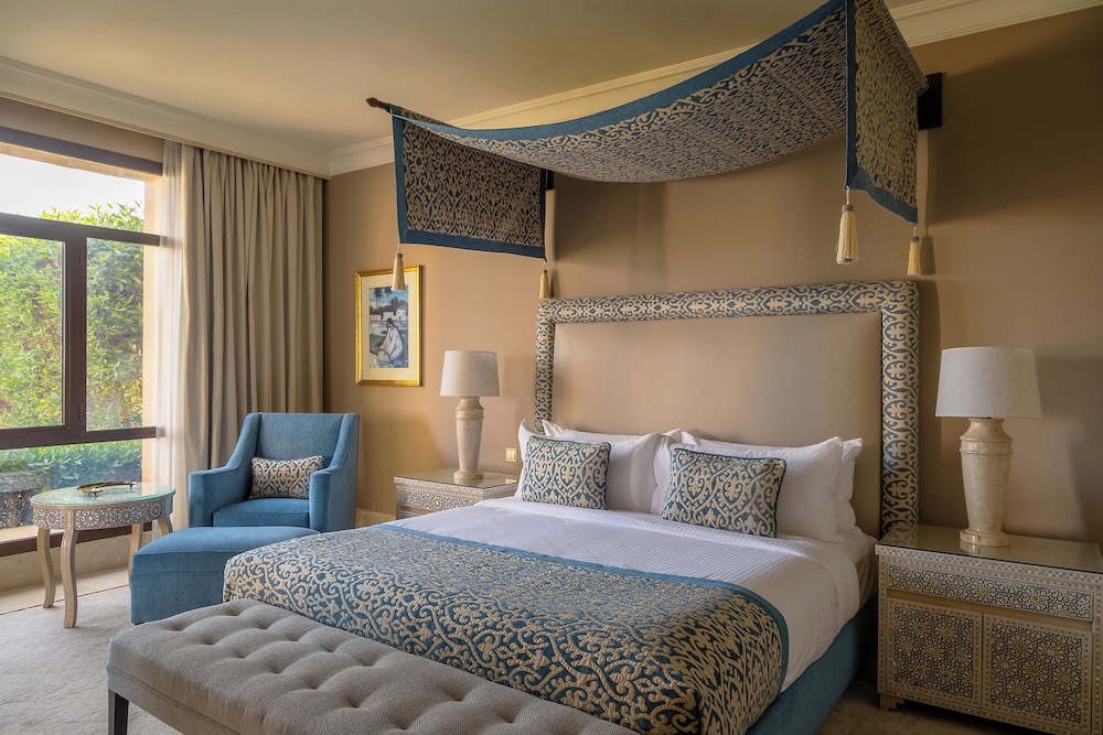 Al Bawadi, Suite, Queen Bed, Partial Sea View