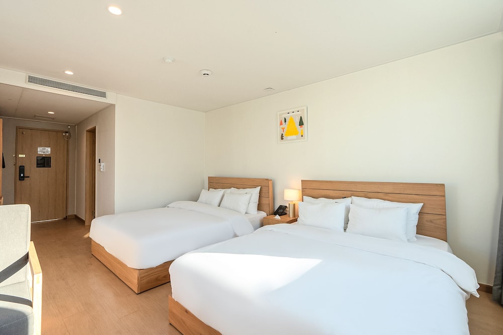 FAMILY, TWIN BEDS
