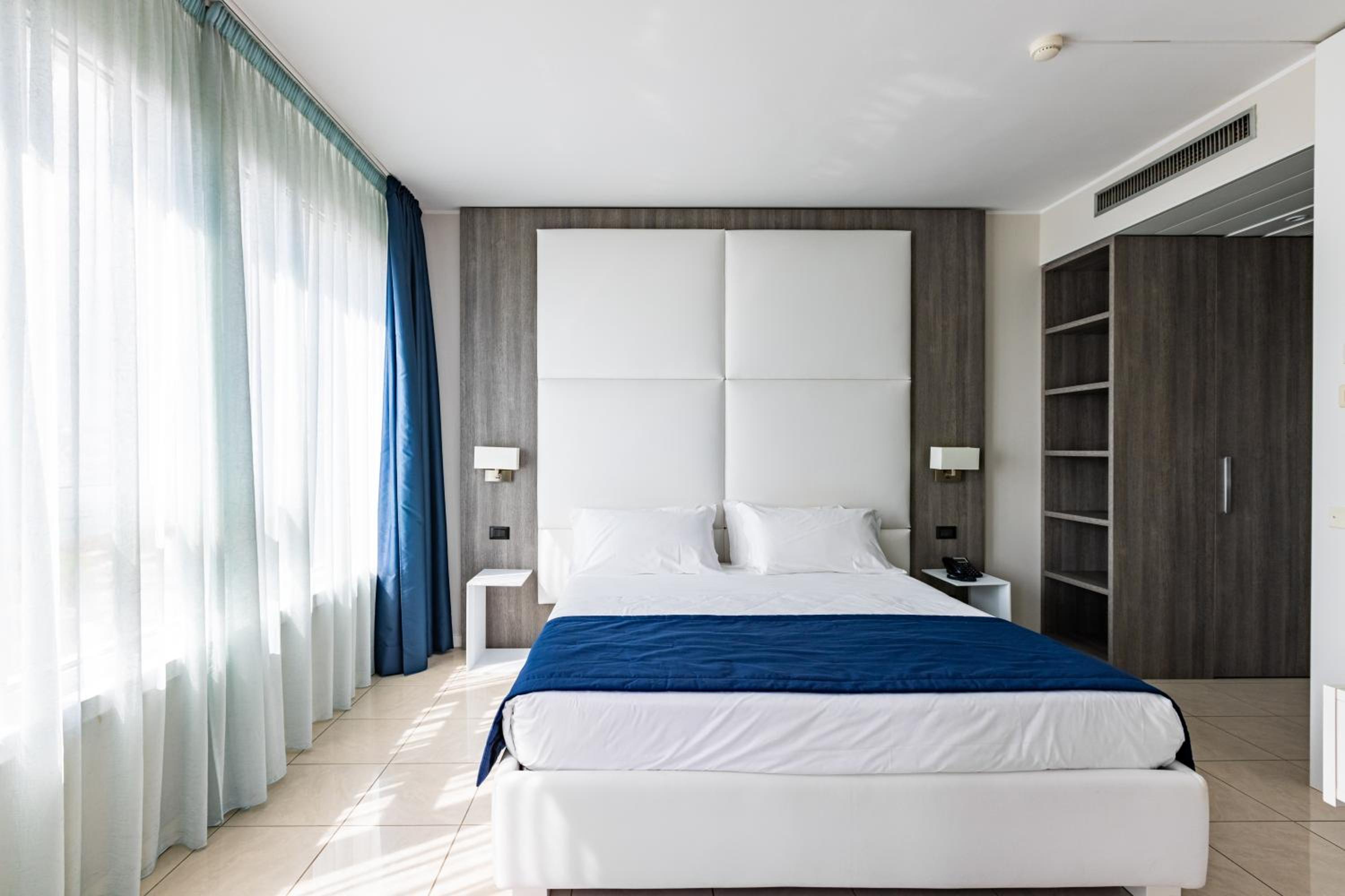 ROOM, SINGLE