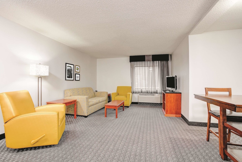 La Quinta Inn & Suites by Wyndham Atlanta Roswell 35/47