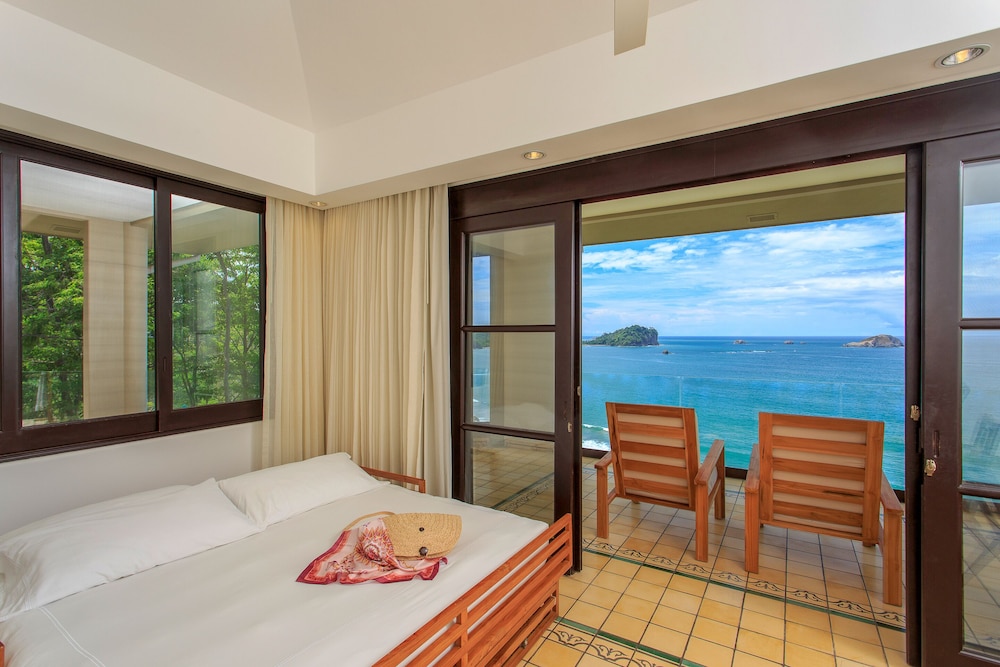 Arenas del Mar Beachfront & Rainforest Resort 50/75