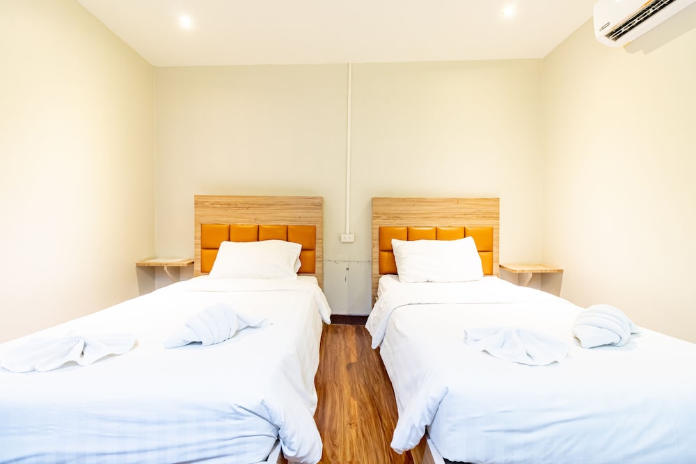 ROOM, TWIN BEDS