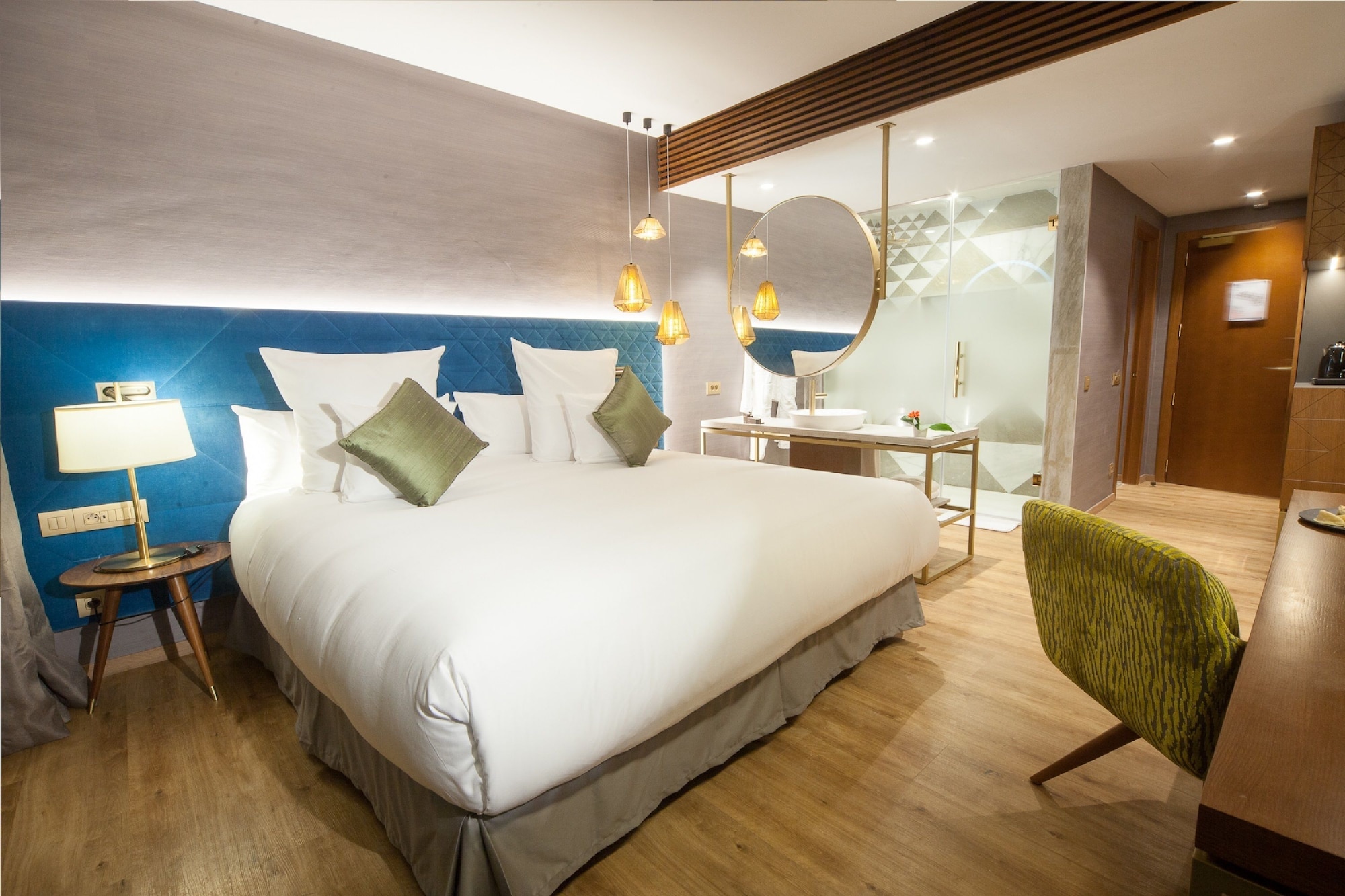 DELUXE, DOUBLE OR TWIN BED