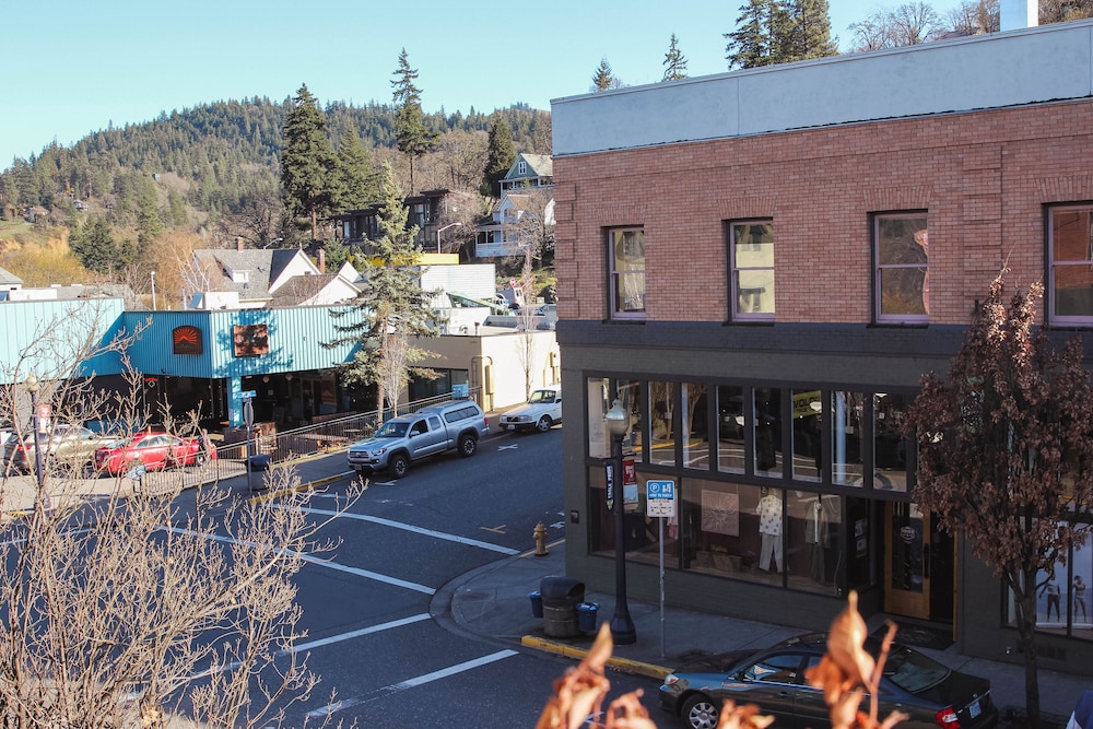 Hood River Hotel 65/73
