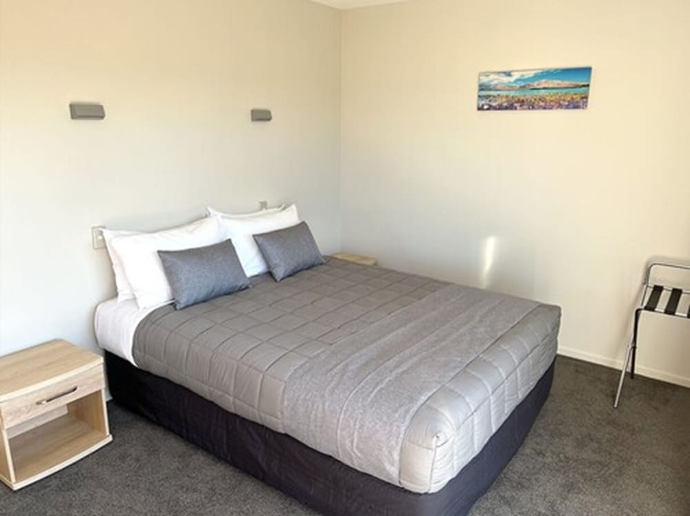 JADE COURT MOTOR LODGE 5/42