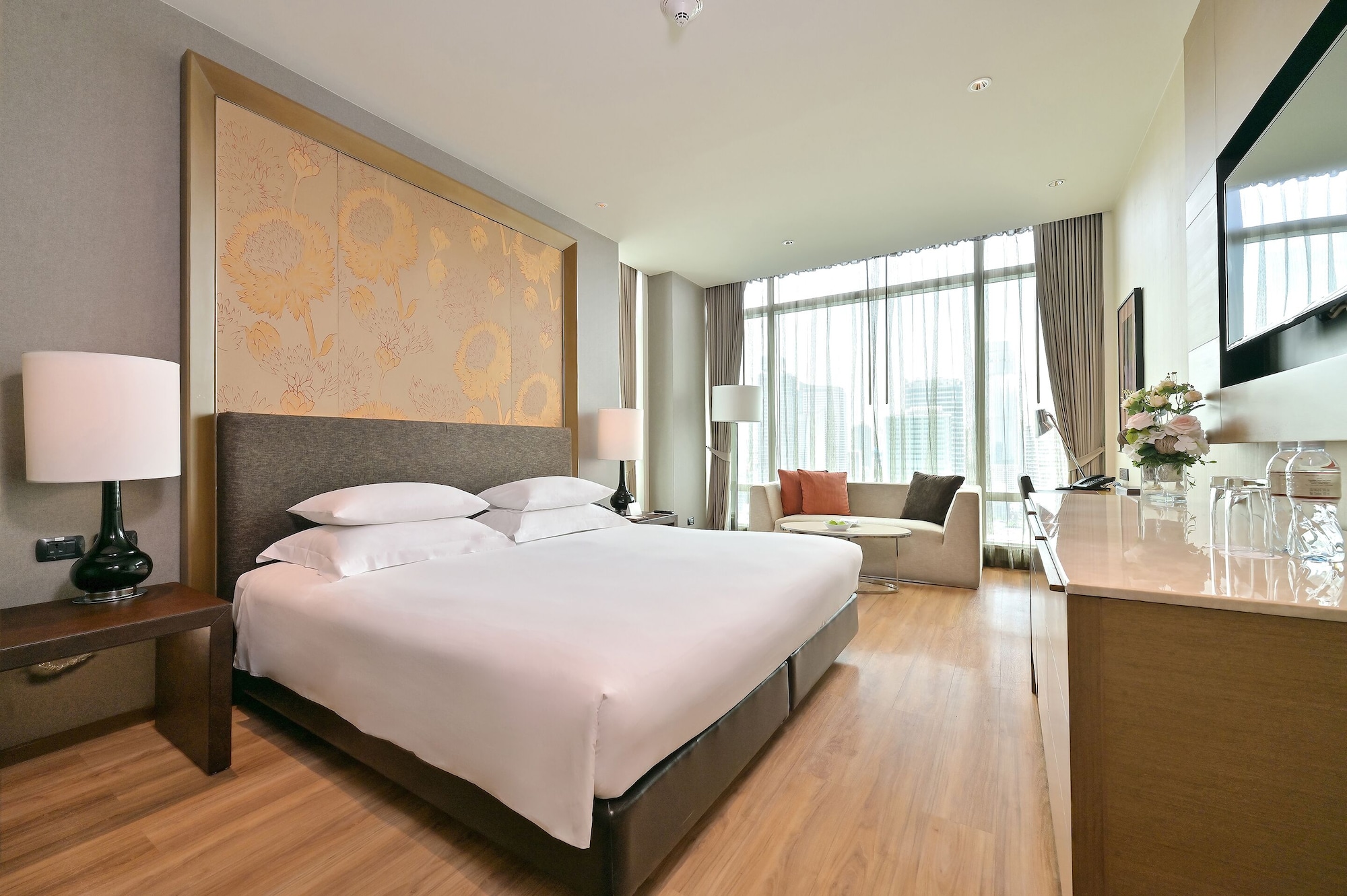 DELUXE, EXECUTIVE, LOUNGE ACCESS