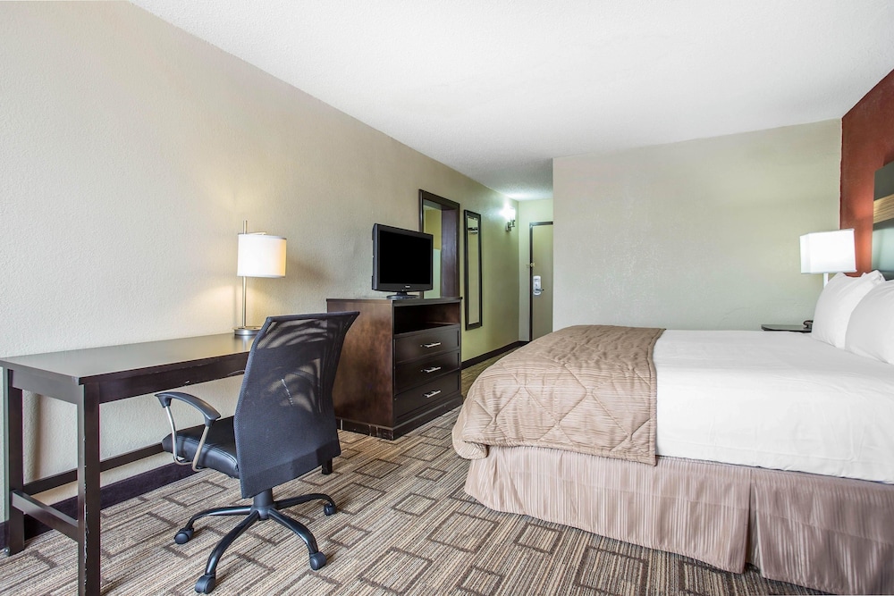Clarion Hotel Fort Mill Near Amusement Park 11/35