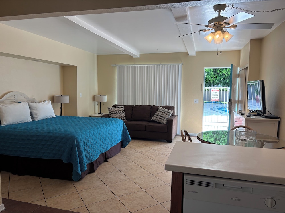 The Villas of Palm Springs 11/50