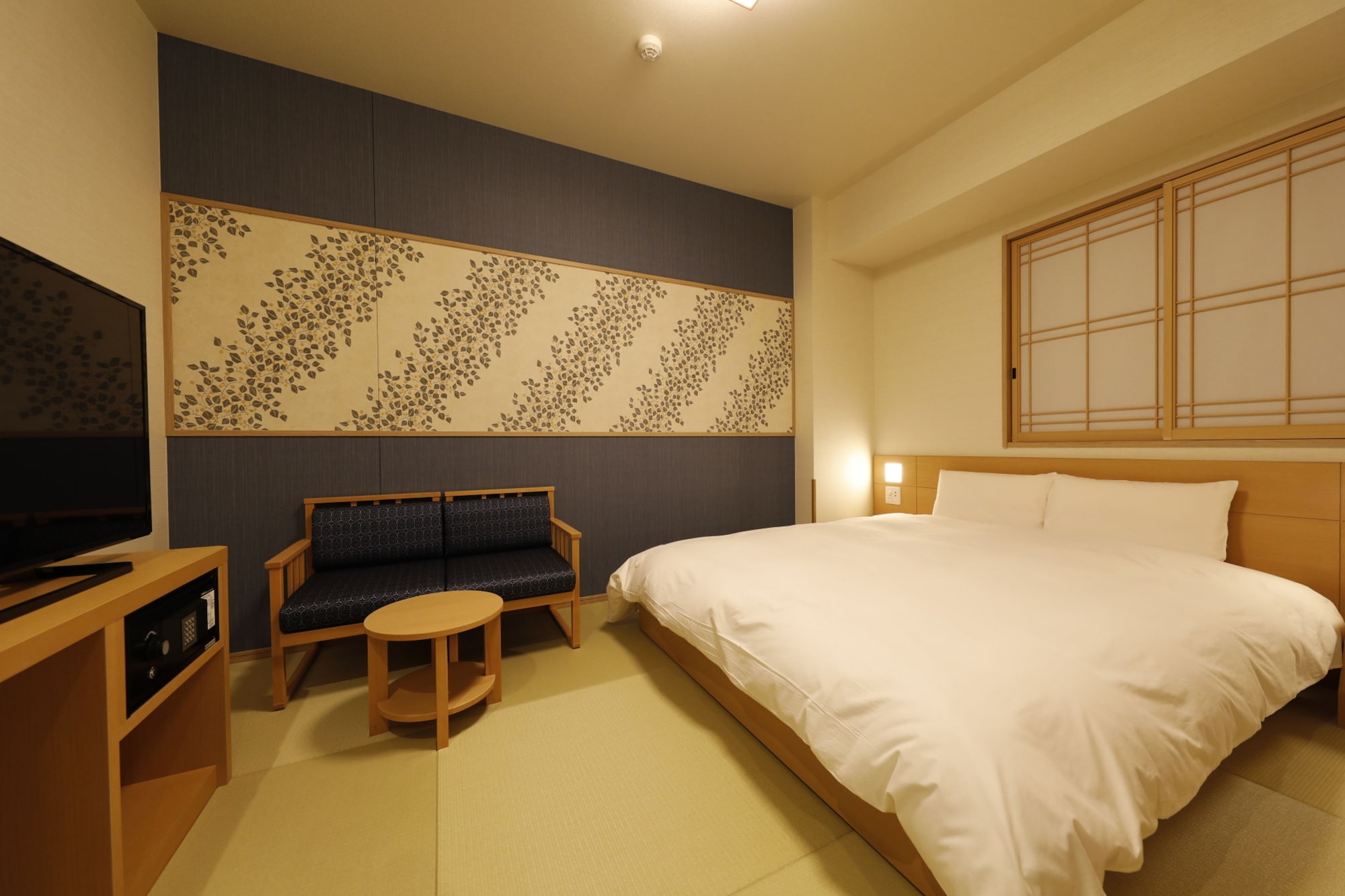 ROOM, QUEEN BED, NO CLEANING SERVICES